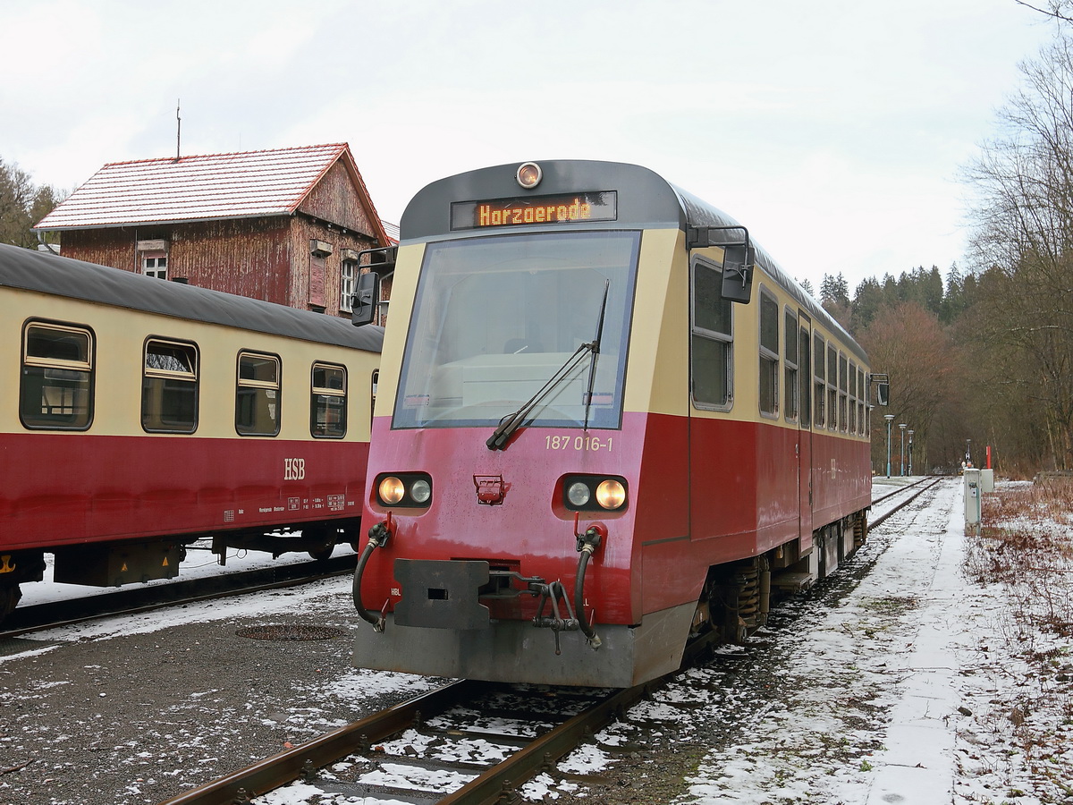 Zur Abfahrt nach Harzgerode steht 187 016-1 als HSB 8982 am 31. Januar 2016 in Alexisbad bereit