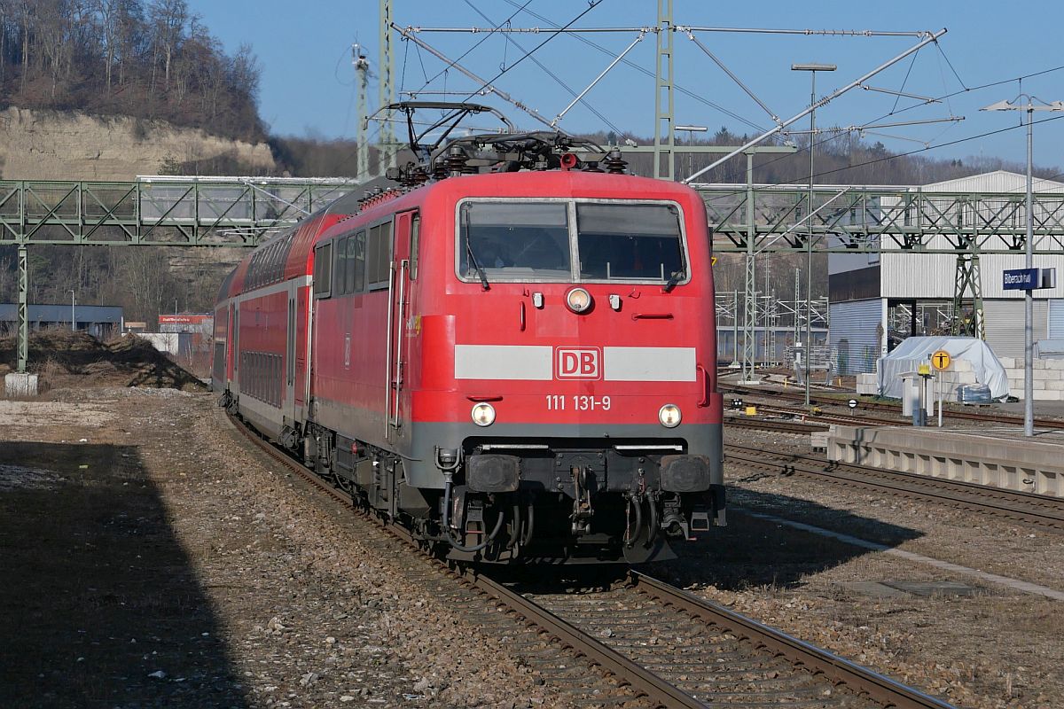 Zur Abwechslung mal keine Lok der Baureihe 146 auf der Sdbahn. Am 19.01.2022 Einfahrt von 111 131-9 mit den Wagen des RE 5 / 4215, Stuttgart - Lindau-Reutin, in den Bahnhof von Biberach (Ri). Aufnahmestandort am Ende des Bahnsteigs.