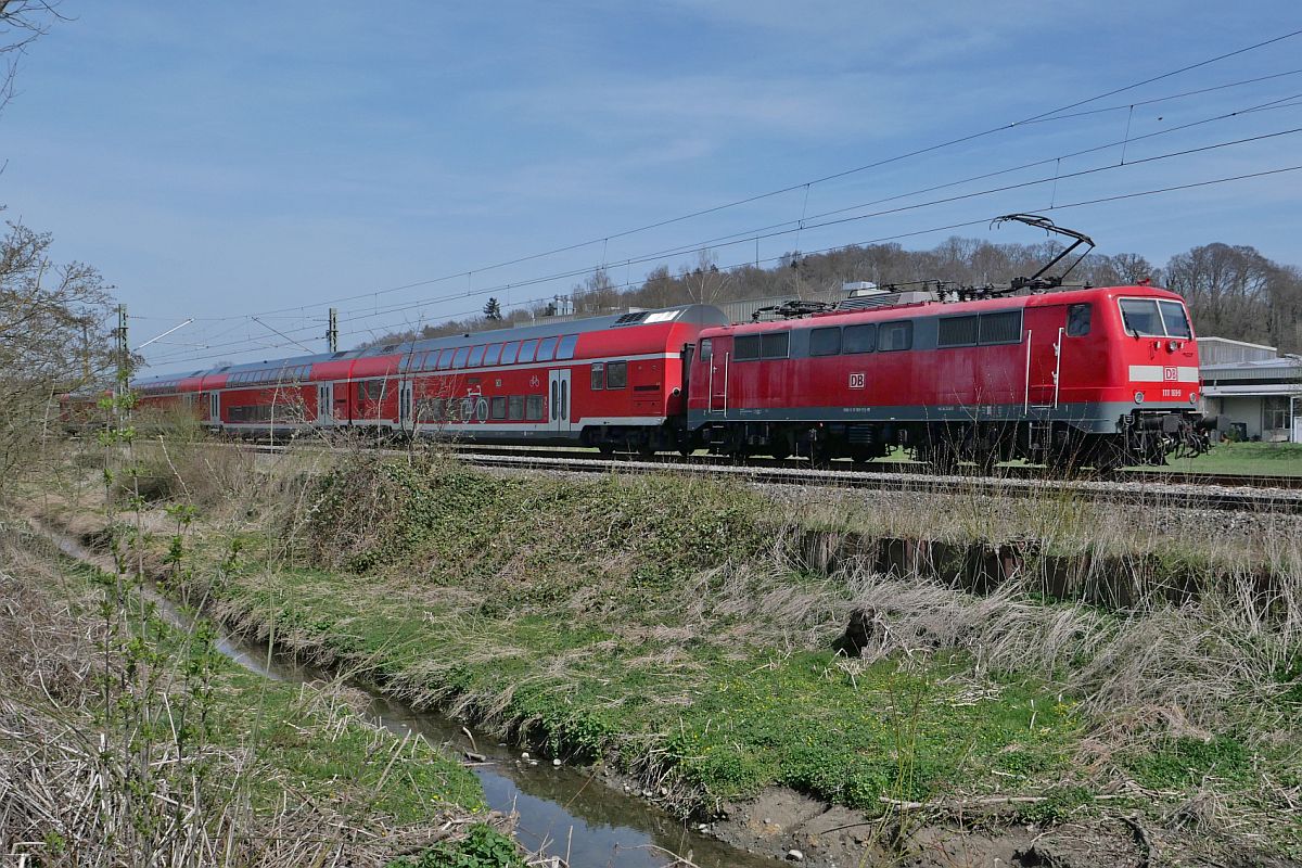 Zur Abwechslung mal wieder eine 111er auf der Südbahn (|) - Am 13.04.2022 befindet sich 111 169 mit den Wagen des RE 5 / 4216, Lindau-Reutin - Stuttgart, zwischen Biberach (Riß) Süd und Biberach (Riß)