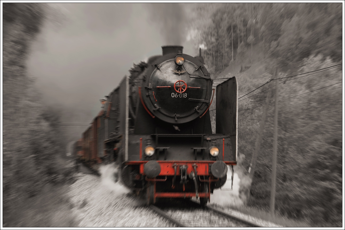 Zur Abwechslung wieder einmal ein etwas verändertes Colorkey. 06-018 mit ihrem 17032 von Nova Gorica nach Jesenice am 10.10.2015 nächst Hudajužna zwischen Grahovo und Podbrdo aufgenommen.