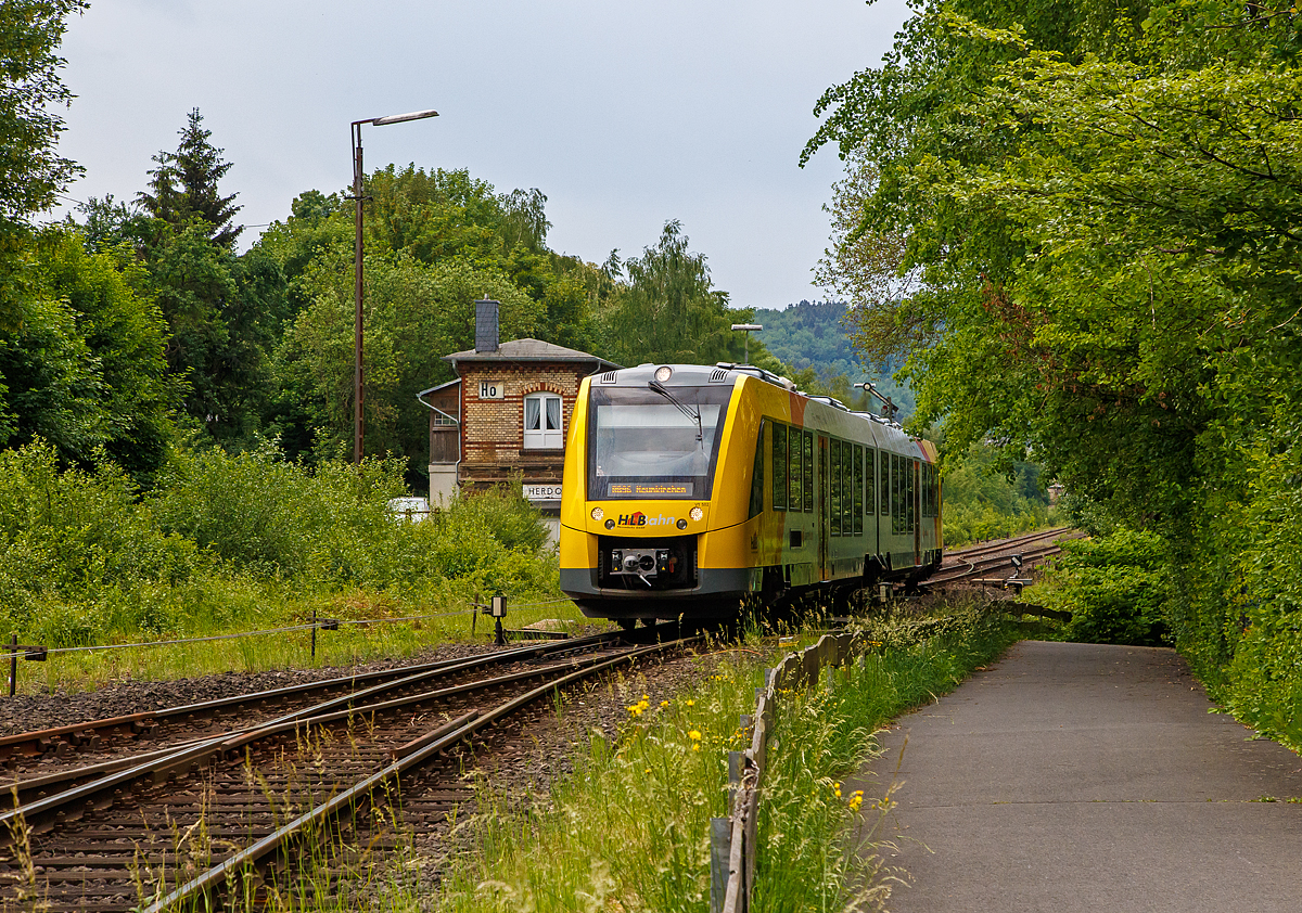 
Zur Abwechslung wieder was aus dem Hellertal....
Der VT 502 (95 80 1648 102-9 D-HEB / 95 80 1648 602-8 D-HEB), ein Alstom Coradia LINT 41 der HLB (Hessische Landesbahn GmbH), verlässt am 27.05.2018, als RB 96  Hellertalbahn  (Betzdorf-Herdorf-Neunkirchen), den Bahnhof Herdorf. Hier passiert er gerade das Stellwerk Herdorf Ost (Ho). 