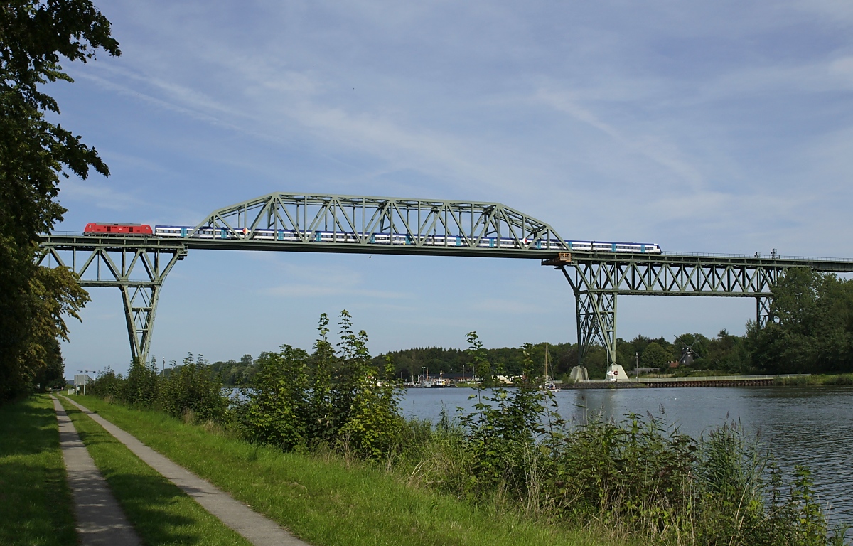 Zur Abwechslung zieht auch einmal eine rote 245 einen RE von Hamburg-Altona nach Westerland über den Nord-Ostsee-Kanal (Hochbrücke Hochdonn 23.08.2019)