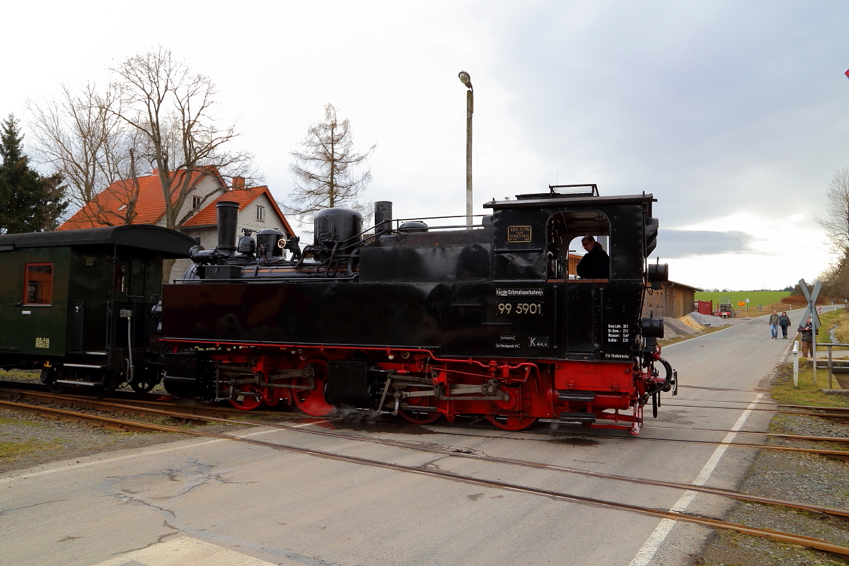 Zur allgemeinen Verblüffung blieb 99 5901 mit ihrem IG HSB-Sonderzug, am Nachmittag des 07.02.2016 am Bahnübergang in Stiege, direkt auf der Straße stehen! Was war da los? Ein Lokdefekt?