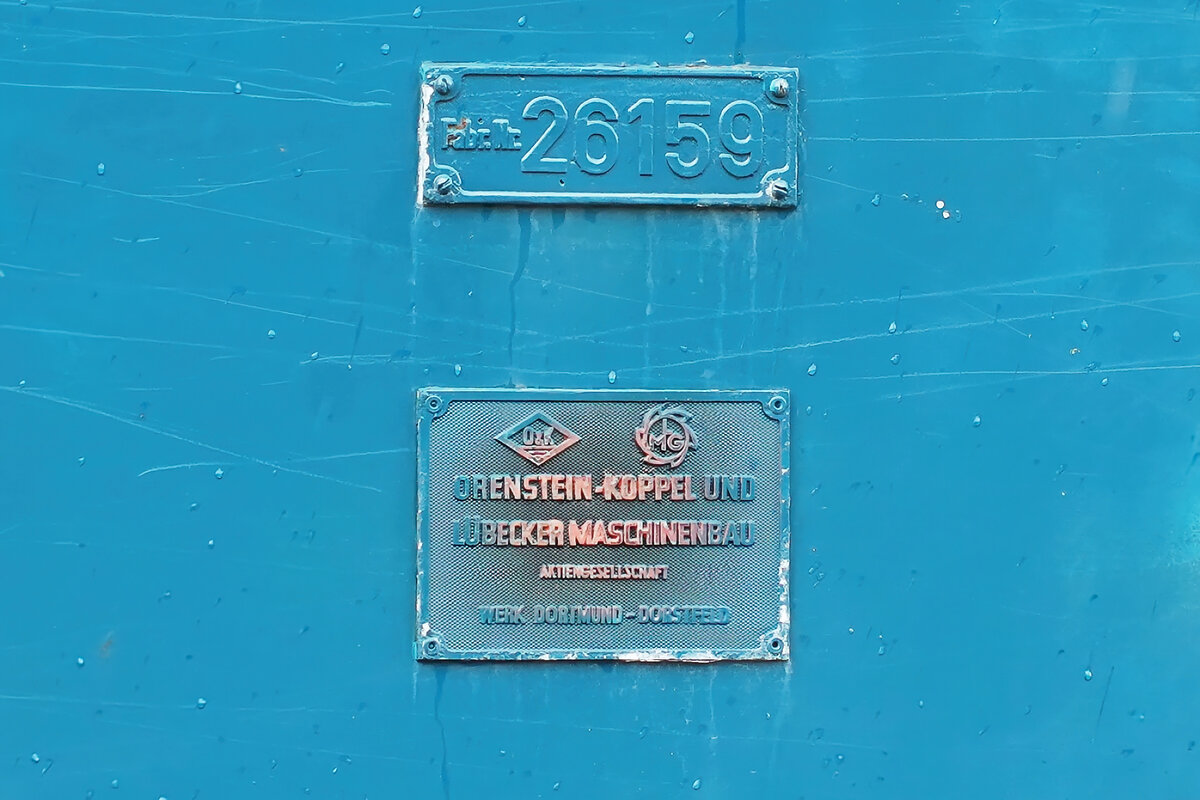 Zur an anderer Stelle veröffentlichten Aufnahme der Rangierlok von O&k mit der Fabrik-Nummer 26159 vom 15.07.2025 in Neuoffingen hier zur Veranschaulichung die an der Lok angebrachten Herstellerschilder.