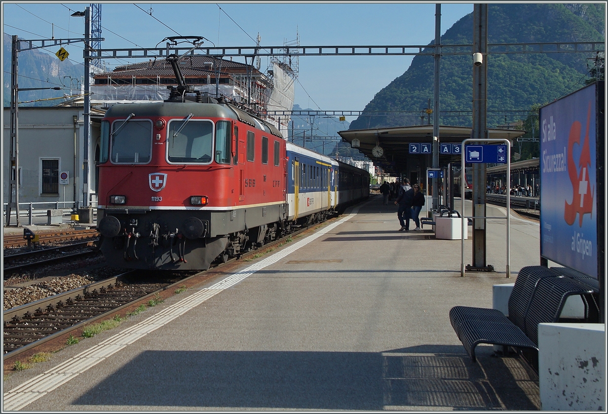 Zur Bahn sagte das Stimmvolk  Ja  zum Grippen  Nein ; gelebte Demokratie.
Die SBB-FFS Re 4/4 II 11193 schiebt ihren TILO S10 25777 Richtung Chiasso.
Lugano, den 5. Mai 2014 