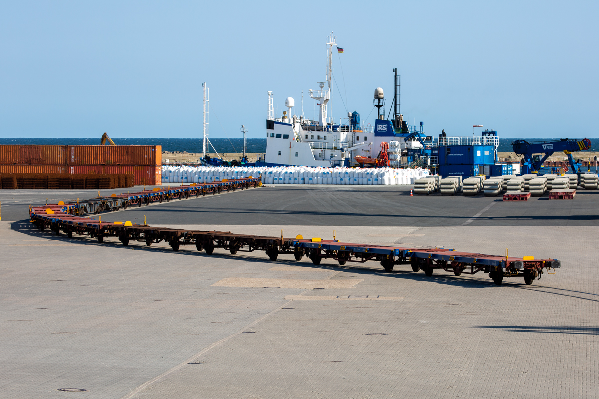 Zur Beladung bereitgestellte Flachwagen im Hafen von Sassnitz Mukran. - 11.08.2020