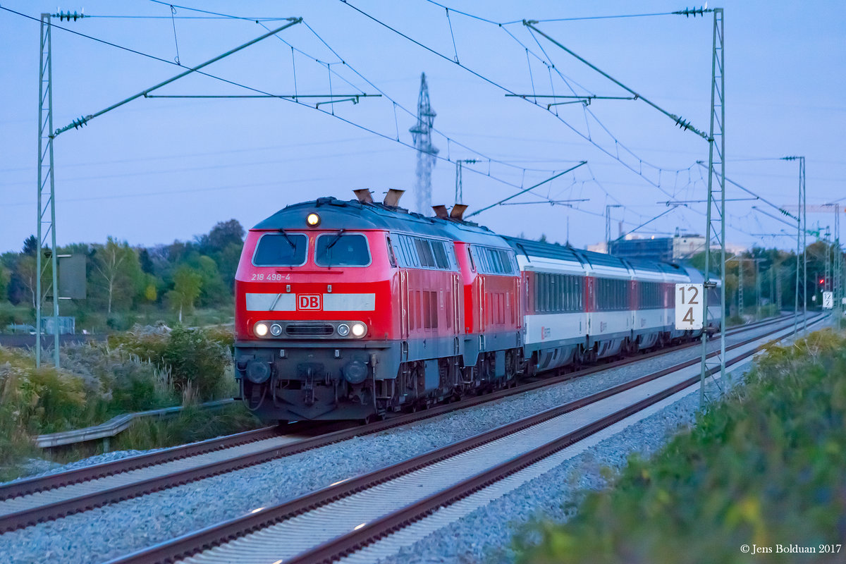 Zur blauen Stunde am 04.10.2017 passiert 218 498 mit einer Schwestermaschine und ihrem EC 190 nach Lindau am westlichen Stadtrand von München gleich die Aubinger Lohe