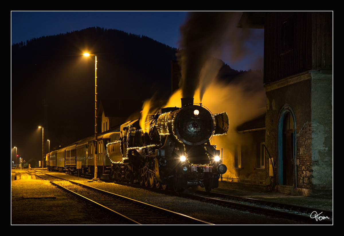 Zur blauen Stunde, steht die SZ Dampflok 33-037 mit dem Weihnachtszug 16135 im Bahnhof von Dravograd. 
06.12.2018
