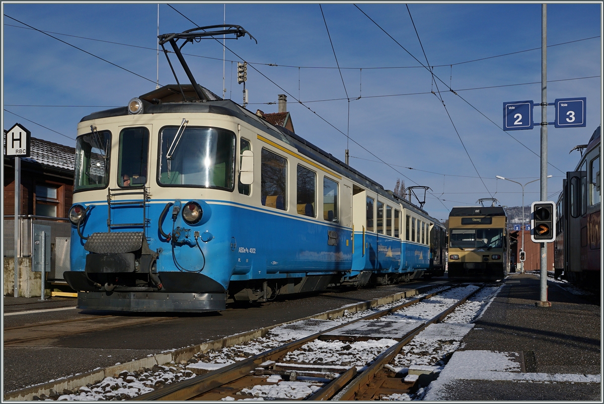 Zur bunten Farbenvielfalt der CEV gesellen sich hin und wieder noch MOB Fahrzeuge; so ist dieser ABDe 8/8 4002  Vaud  saisonal im Winter Montag bis Freitag für Schulklassen von Vevey nach Chateau de'Oex unterwegs.
Blonay, den 7. März 2016