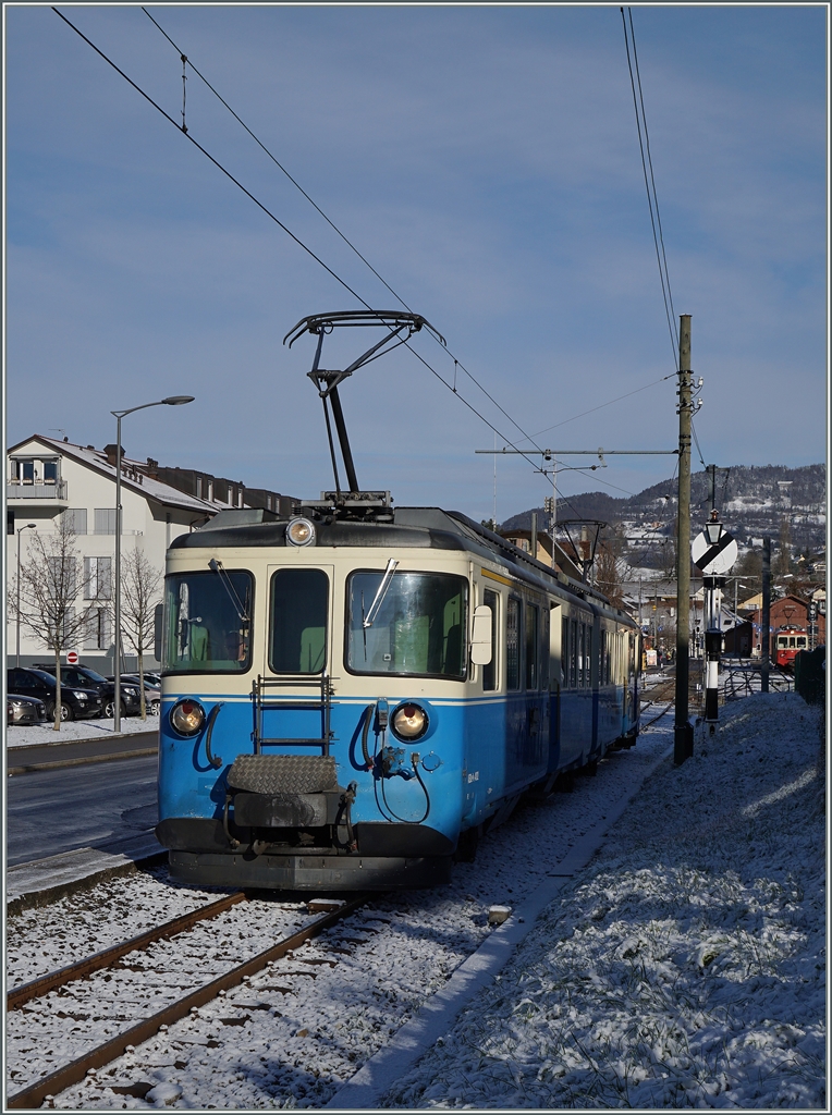 Zur bunten Farbenvielfalt der CEV gesellen sich hin und wieder noch MOB Fahrzeuge; so ist dieser ABDe 8/8 4002  Vaud  saisonal im Winter Montag bis Freitag für Schulklassen von Vevey nach Chateau de'Oex unterwegs.
Blonay, den 7. März 2016