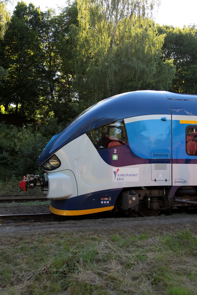 Zur Egronet-Erkundungsfahrt, organisiert vom Verein Dialog mit Böhmen, fuhren wir auch auf der KBS 146 von Cheb nach Luby und zurück. Die Fahrten erfolgten mit Os27214/15 und zum Einsatz kam 844 019 der CD. Die Teilansicht des Triebzuges entstand dabei im Bf Luby u Chebu am 16.08.2013. 