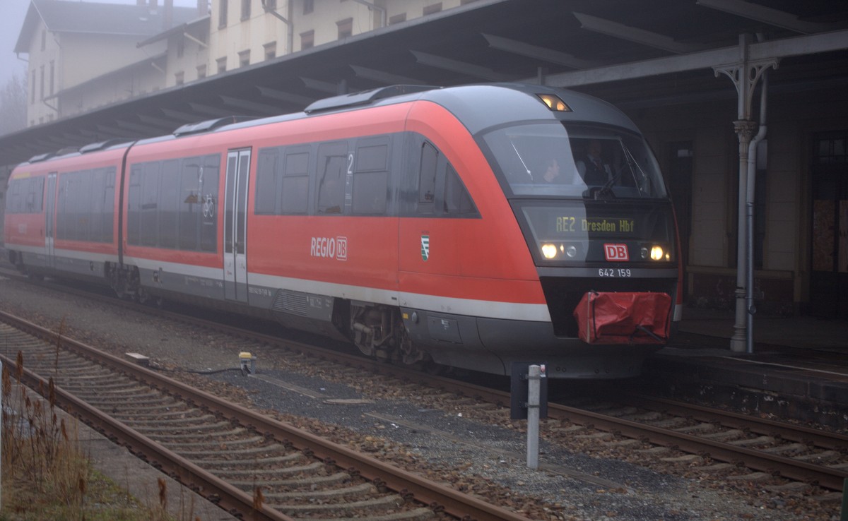 Zur Einfahrt in den (menschenleeren) Bahnhof Ebersbach  kommt hier ein TW der Baureihe  662 als RE 2 Richtung Dresden . Eine Reisende stieg zu.19.01.2014 13:43 Uhr.