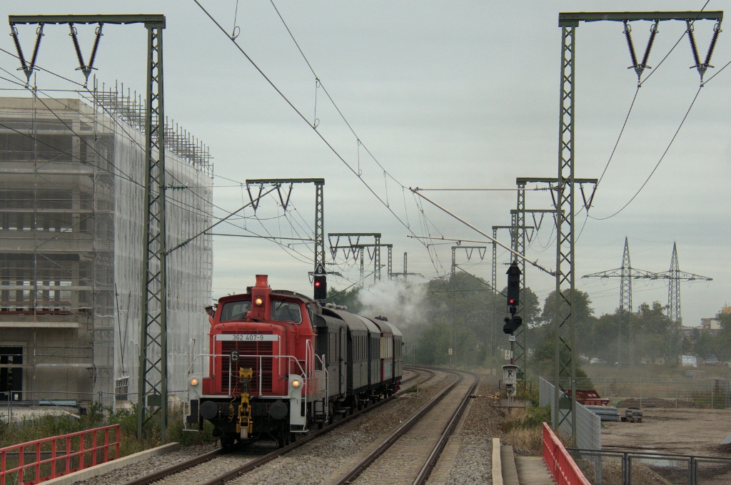 Zur Einweihung des Haltes Mnchen-Freimann bot man am 14.09.13 mit 362 407 und der Lok `Fssen´ an