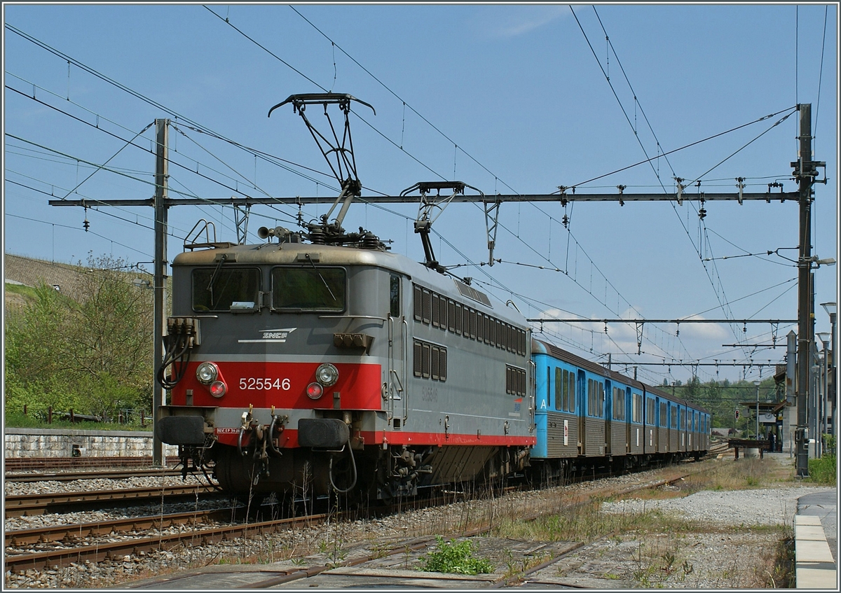 Zur Ergänzung der wenigen Gleichstromtriebwagen Bem 550 mietete die SBB bei der SNCF BB 25500 mit  RIO  Regionalzügen. Hier ist die BB 25546 am 14. Mai 2009 in La Plaine zu sehen. 
