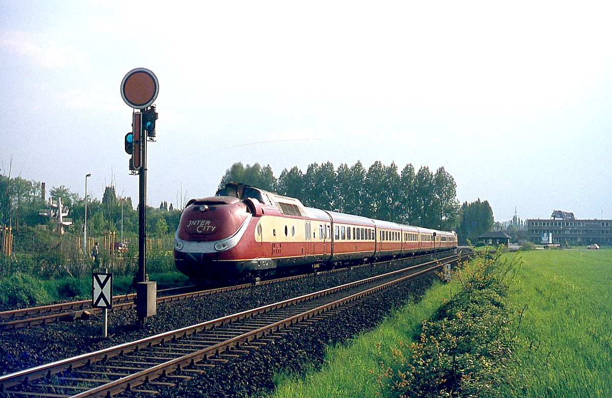 Zur Erhöhung der Leistungsfähigkeit erhielten vier 601 im Jahre 1974 Gasturbinentriebköpfe und wurden fortan als 602 bezeichnet. Die Fahrzeuge bewährten sich aber nicht und wurden schon 1978 ausgemustert. Kurz vor der Abstellung wurde im Mai 1978 ein Gasturbinenzug noch vor Sonderzügen im Angertal eingesetzt. Hier ist er auf der inzwischen abgebauten Verbindungskurve von Ratingen West ins Angertal unterwegs, rechts daneben das heute noch genutzte Gleis von Lintorf nach Flandersbach.