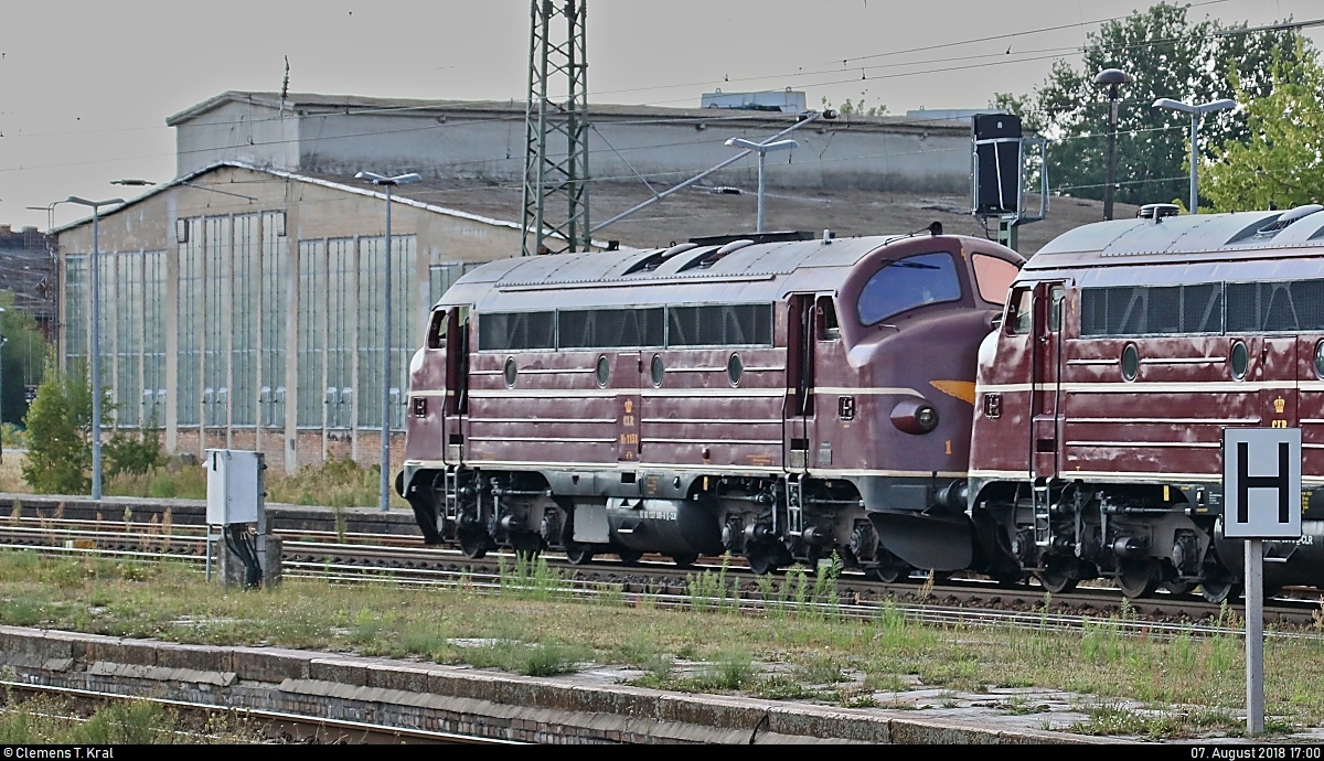 Zur falschen Zeit am falschen Ort:
Halbwegs vernünftig konnte noch 227 009-8 (NOHAB AA16 | My 1151) der Cargo Logistik Rail Service GmbH (CLR) aufgenommen werden, die gemeinsam mit 227 004-9 (NOHAB AA16 | My 1138) und Getreidewagen den Bahnhof Stendal in westlicher Richtung durchfährt.
[7.8.2018 | 17:00 Uhr]