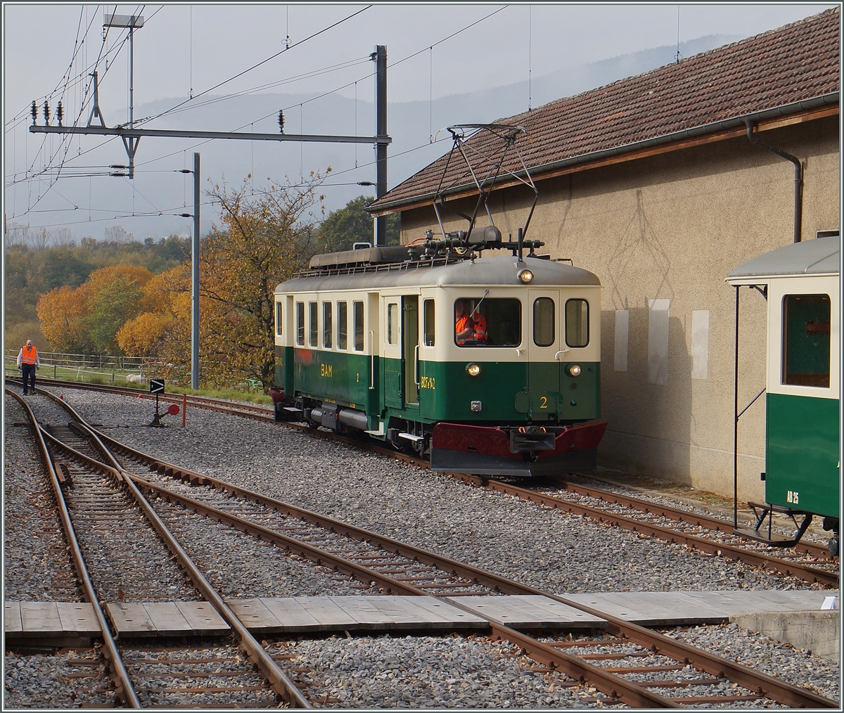 Zur Feier  120 Jahre BAM  besorgte der BCFe 4/4 den Plandienst zwischen Apples und L'Isle; 
hier ist der Triebwagen beim Manöver in L'Isle zu sehen.
24. Oktober 2015