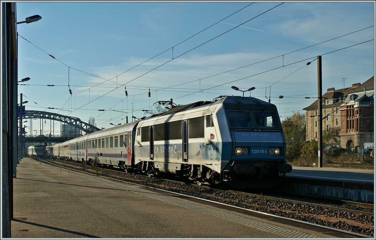 Zur Feier des Tages: die BB 26 164 erreicht mit einen EC Bruxelles - Basel den Bahnhof von Mulhouse. 
10. Dez. 2013
