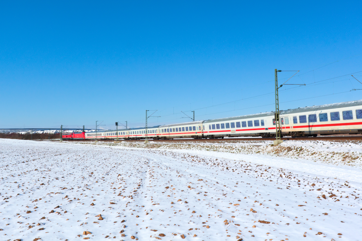 Zur Freude des Fotografen ist am 11.02.2021 eine Überführung eines IC-Leerzuges inklusive Dieselvorspann bei Lauffen am Neckar auf der Frankenbahn in Richtung Norden unterwegs.