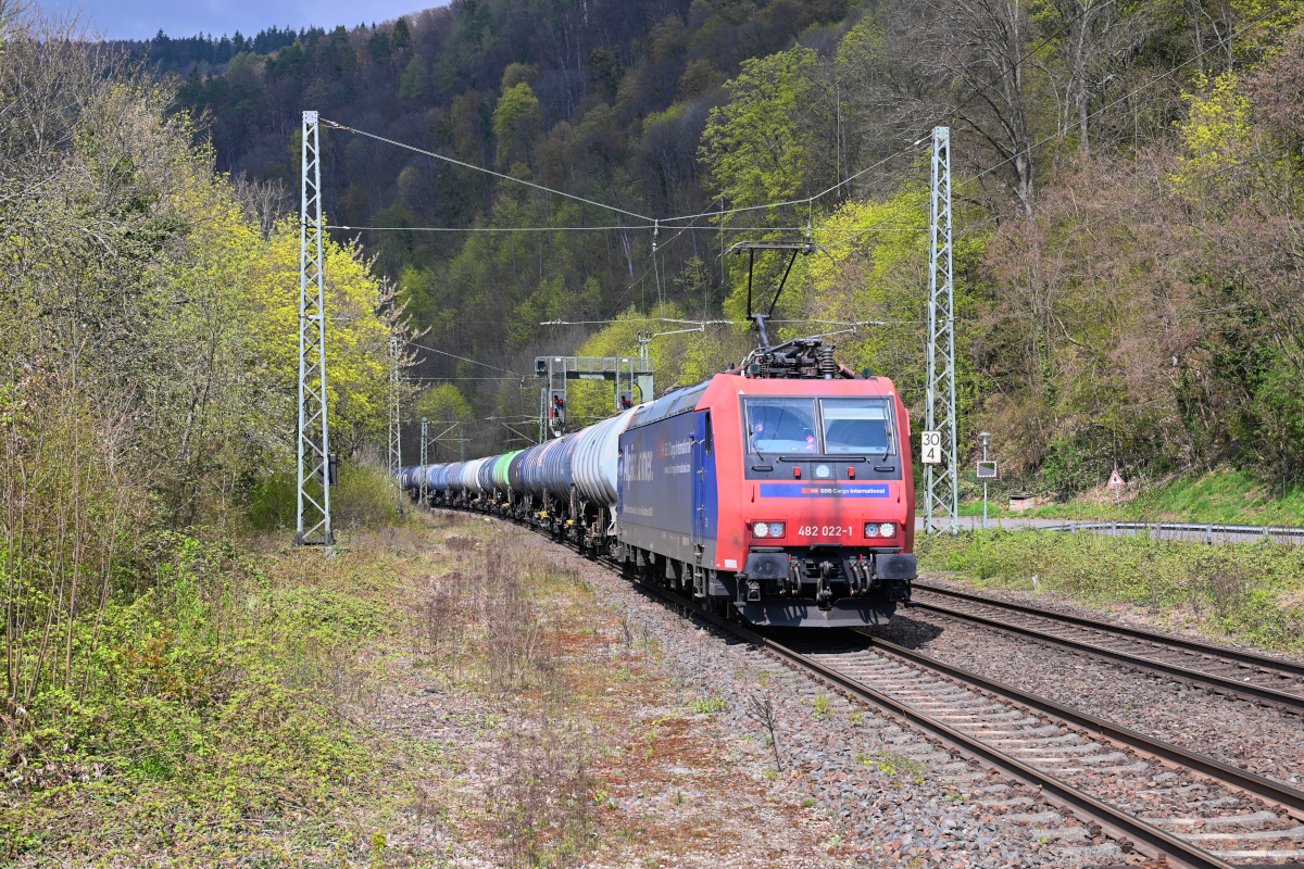 Zur Freude des Fotografen zieht 482 022 mit der Aufschrift  Alpäzähmer  einen Kesselzug durch den Bahnhof Zwingenberg in Richtung Heilbronn. Aufgenommen am 20.04.2021 vom Bahnsteigende.