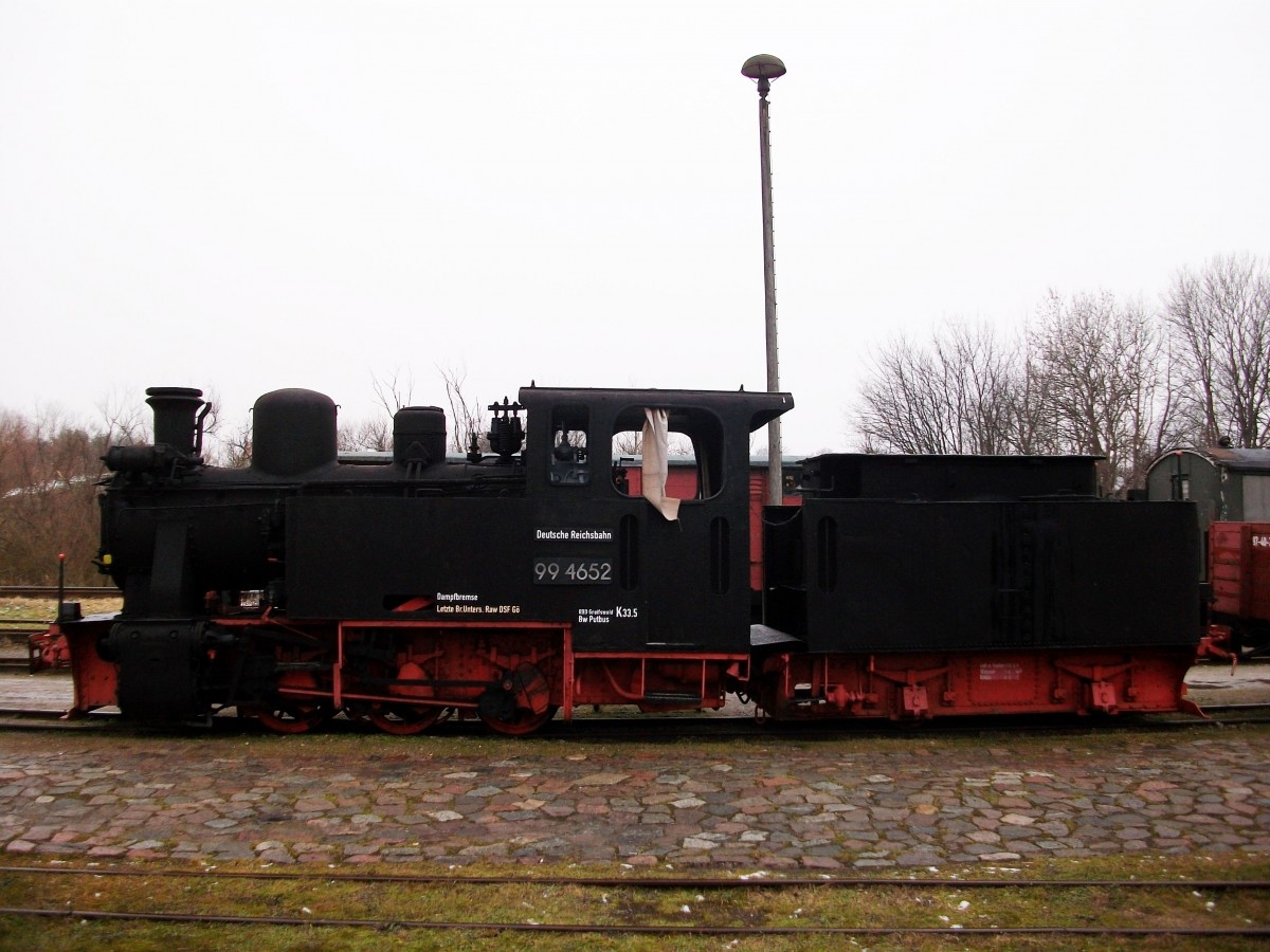 Zur Freude vieler Fans der 99 4652 steht die Lok im Rasenden Rolandbestand wieder als betriebsfähig.Am 02.Februar 2011 stand Sie noch im Putbuser Traditionsbereich.