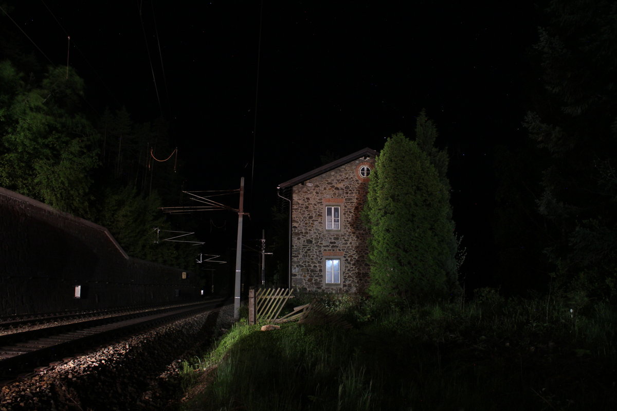 Zur  Geisterstunde  kurz nach Mitternacht am 10.5.2019 steht das Wächterhaus 156 im Schein der Baustellenbeleuchtung beim Gamperlgrabenviadukt auf der Semmeringbahn.