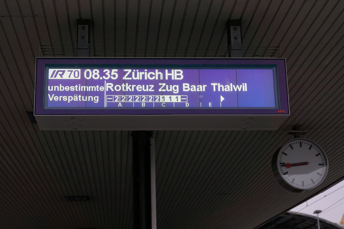 Zur grossen Freude des Bahnfotografen, nicht aber der Reisenden, mit Ersatzkomposition geführte IR 70 2636 und IR 70 2634.
Wegen dem ausserordentlichen Rollmaterialeinsatz kam es auch zu grösseren Verspätungen insbesondere bei der Abfahrt gemäss der Anzeige vom 15. November 2018.
Foto: Walter Ruetsch