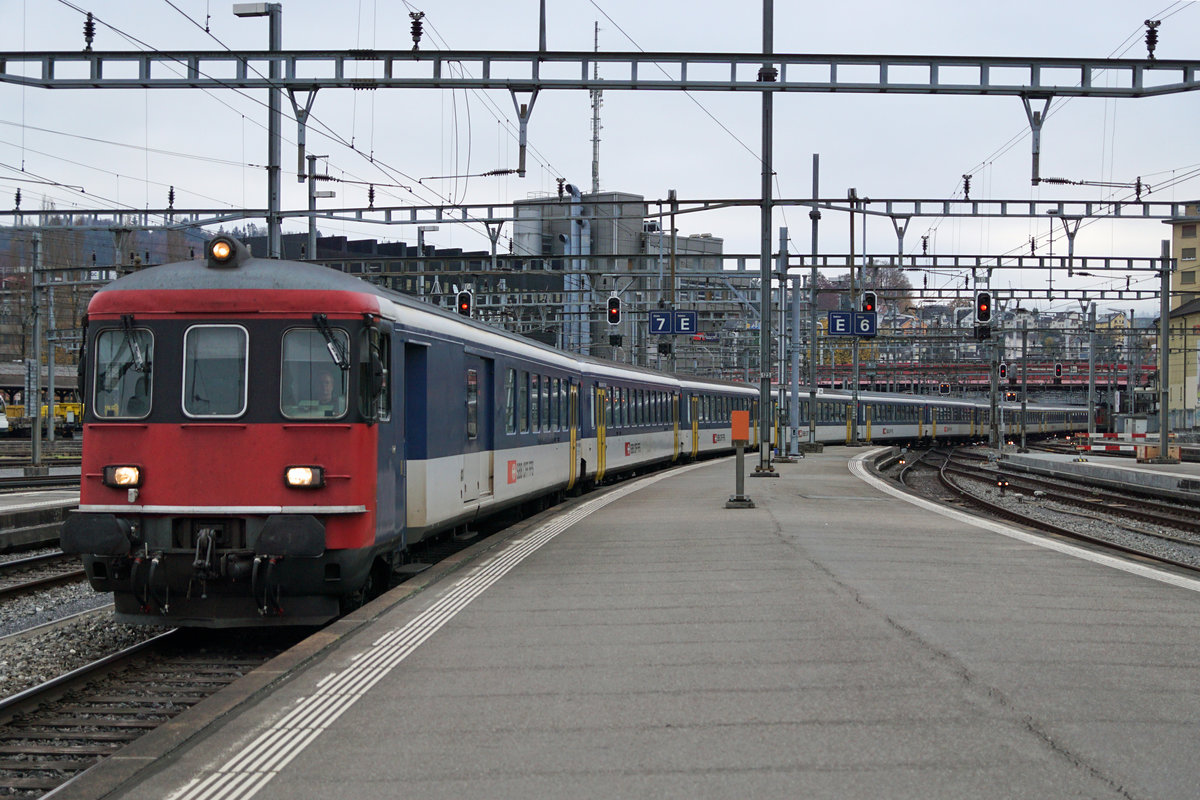 Zur grossen Freude des Bahnfotografen, nicht aber der Reisenden, mit Ersatzkomposition geführte IR 70 2636 und IR 70 2634.
Wegen dem ausserordentlichen Rollmaterialeinsatz kam es auch zu grösseren Verspätungen insbesondere bei der Abfahrt.
Re 4/4 11133, ehemals Swiss Express mit 10  historischen  Wagen bei der Einfahrt Luzern am 15. November 2018.
Foto: Walter Ruetsch
