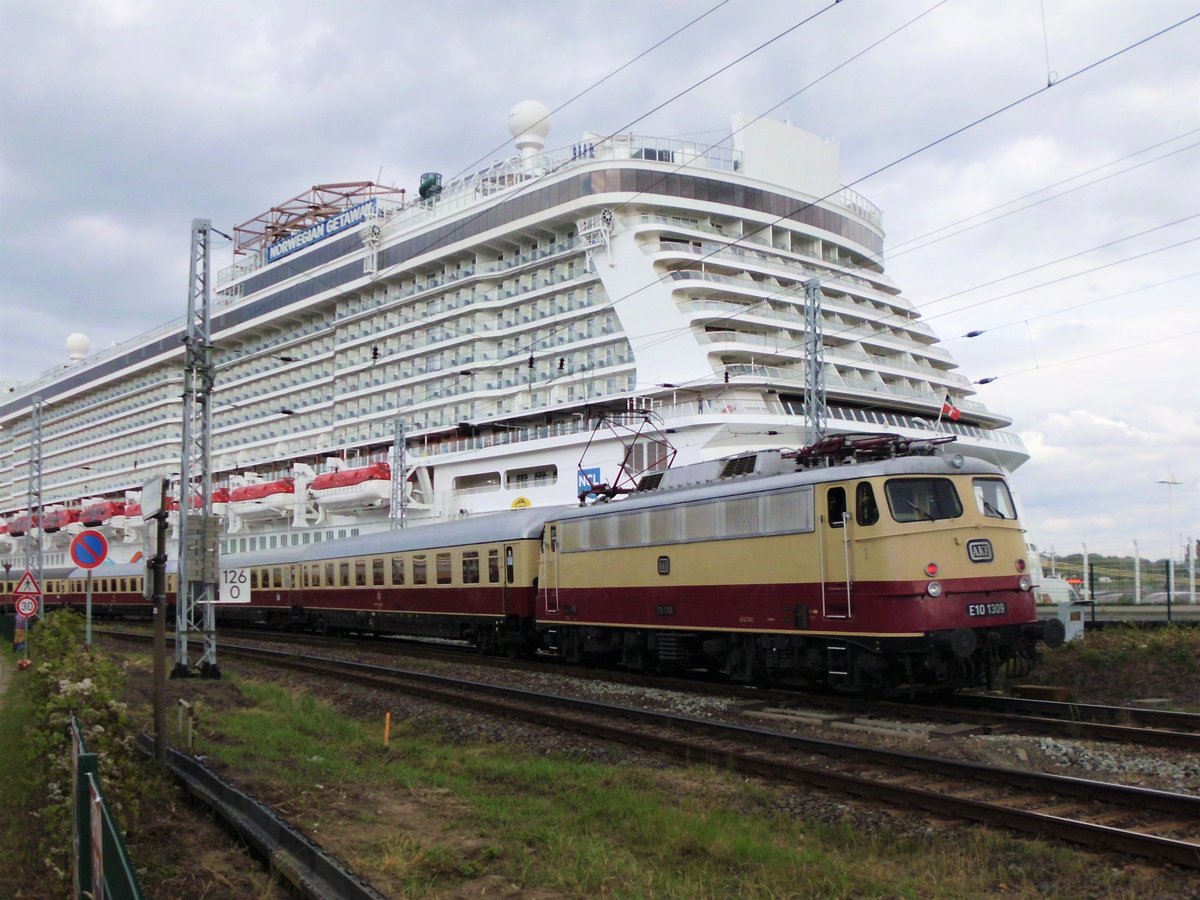 Zur Hansesail kamen am 10.8.2019 auch Sonderzüge nach Warnemünde, so auch der historische TEE-Zug. E 10 1309 stellt die Garnitur gerade zur Rückfahrt bereit.