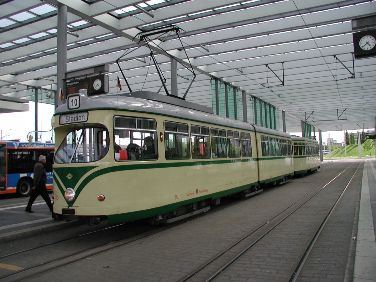 Zur Harz+Heide Messe in Braunschweig verkehrte immer die Linie 10 zwischen Stadion und Richmond. Am 28.05.2006 war hier der historische Triebwagen 35 nebst Beiwagen eingesetzt als er am Hauptbahnhof hielt.