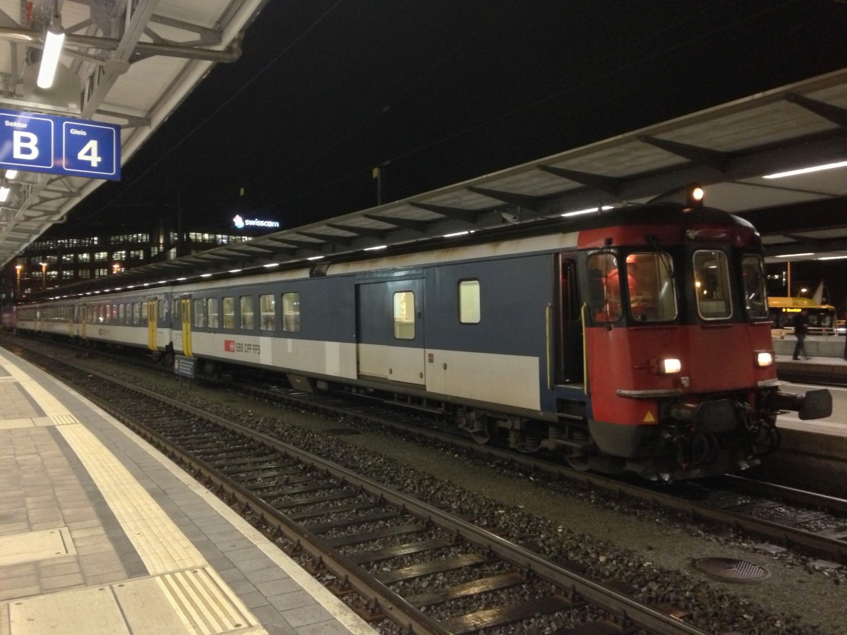 Zur HVZ am Abend verkehrt jeweils noch ein BoBo Pendel als S 17075 von Basel SBB nach Olten. Der Zug bestand heute aus dem BDt EWII 50 85 82-33 919-0, AB EWII, 2 B EWI und der Re 421 394-8, Olten 20.11.2013.