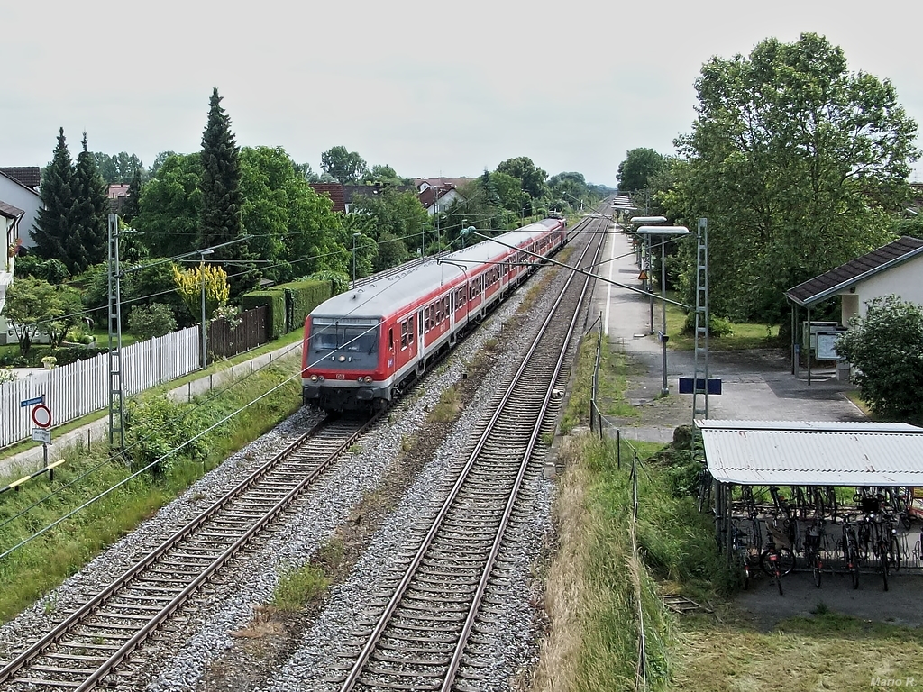 Zur HVZ kamen 2013 lange Regionalbahnen zum Einsatz, die auch von München bis Landshut verkehrten. Eine solche RB bestehend aus fünf n-Wagen und BR111 konnte bei Pulling am 26.6.2013 aufgenommen werden.