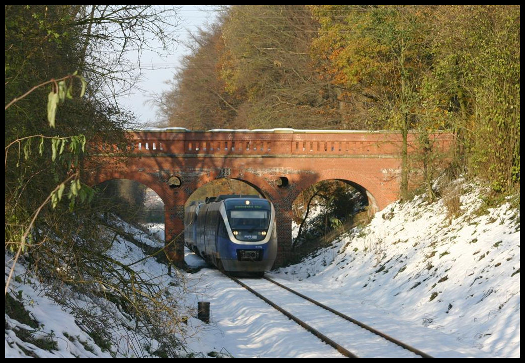 Zur Mittagszeit erhellt die Sonne den Einschnitt bei Hankenberge und bescheint die dortige Ziegelbrücke. Am 1.12.2005 kam dort um 12.58 Uhr der Nordwestbahn VT 776 auf seiner Fahrt nach Bielefeld durch. Die Bahnstrecke ist auch unter dem Namen Haller Willem ein Begriff.
