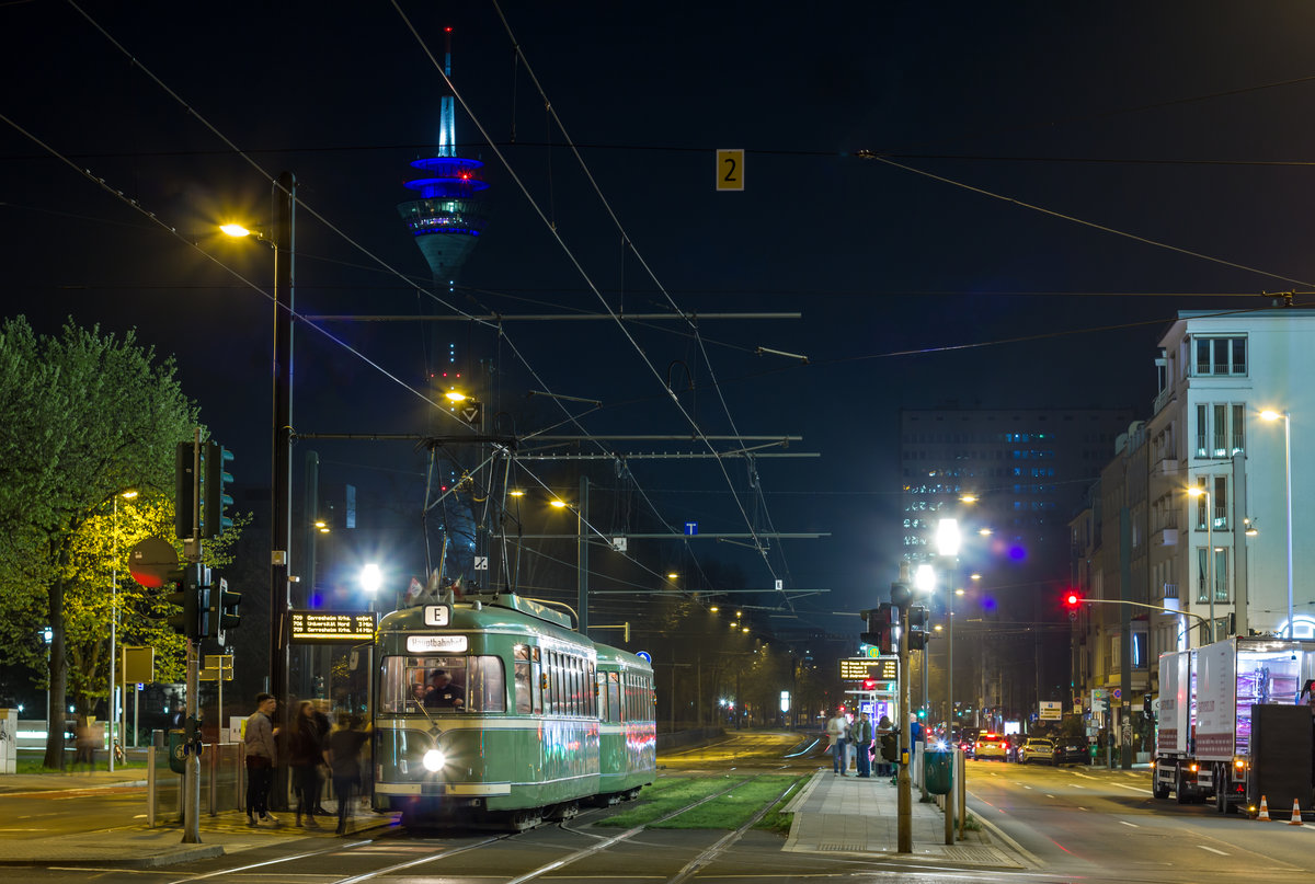 Zur Nacht der Museen kamen am 14. April 2018 Oldtimer auf der Strecke zwischen dem Düsseldorfer Hauptbahnhof und dem Medienhafen zum Einsatz. Gegen 23:45 Uhr konnte ich Großraumwagen 114 mit Beiwagen 1629 auf dem Weg zum Hauptbahnhof am Graf-Adolf-Platz fotografieren.