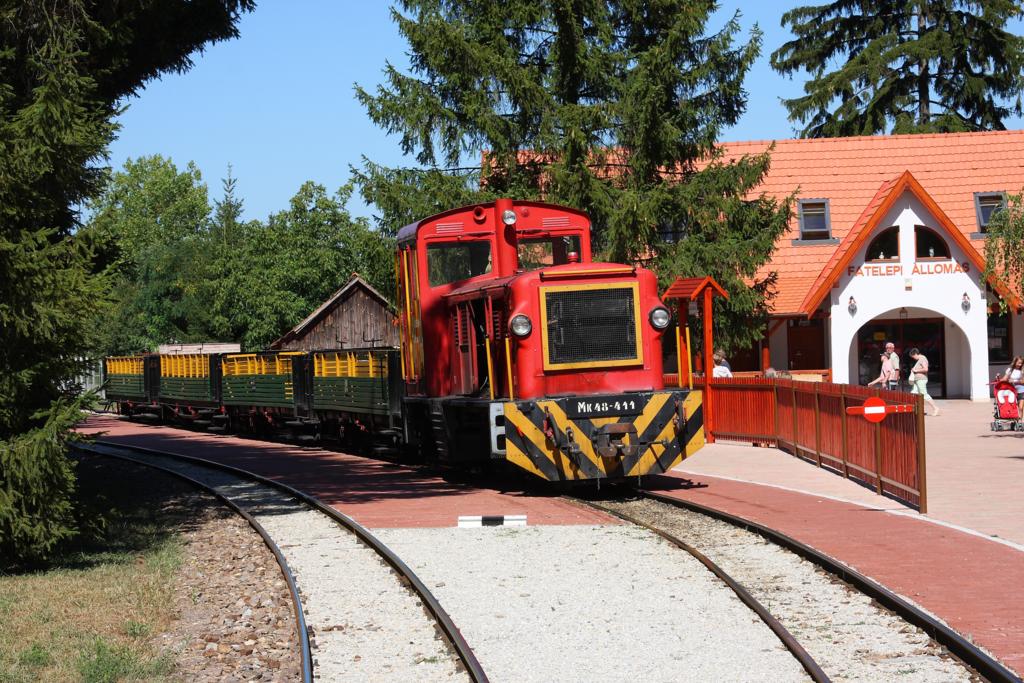 Zur nächsten Fahrt auf der Waldbahn Szilvasvarad steht am 28.8.2012 Mk 48-411 bereit. Es fehlen nur noch die Fahrgäste. Der Zug besteht an diesem schönen Sommertag aus offenen Wagen. - Rechts ist übrigens das Bahnhofsgebäude in Szilvas-
varad zu sehen. Dort erwirbt man auch die Fahrkarten für eine Mitfahrt.