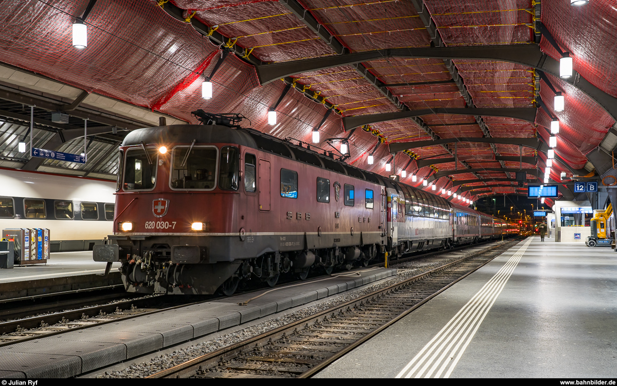 Zur Pensionierung eines Lokführers wurde der EC 164  Transalpin  am 8. März 2020 ausnahmsweise mit der von SBB Cargo zu diesem Zweck gemieteten Re 6/6 11630  Herzogenbuchsee  gefahren. Beim Zurückstellen des Zuges in Zürich HB konnte diese Aufnahme gemacht werden. Das Dach der Perronhalle wird derzeit saniert.