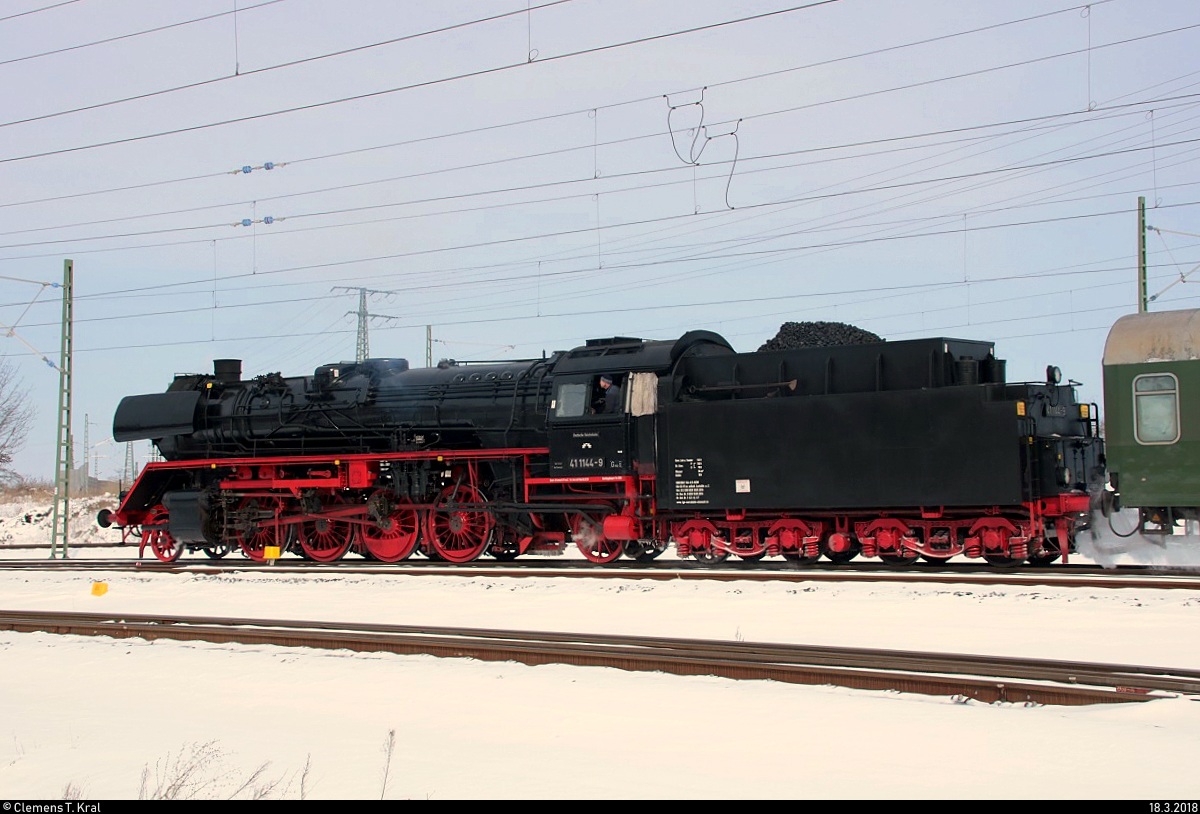 Zur richtigen Zeit am richtigen Ort. Völlig überrascht war ich, als ohne jegliche Vorahnung ein Dampfzug vorbeikam.
Später fand ich heraus, dass 41 1144-9 des IGE Werrabahn Eisenach e.V. den verspäteten Halloren-Express von Greiz nach Halle(Saale)Hbf führte. Aufgenommen in Halle (Saale), Karl-von-Thielen-Straße, an der Ostumfahrung für den Güterverkehr. [18.3.2018 | 12:11 Uhr]