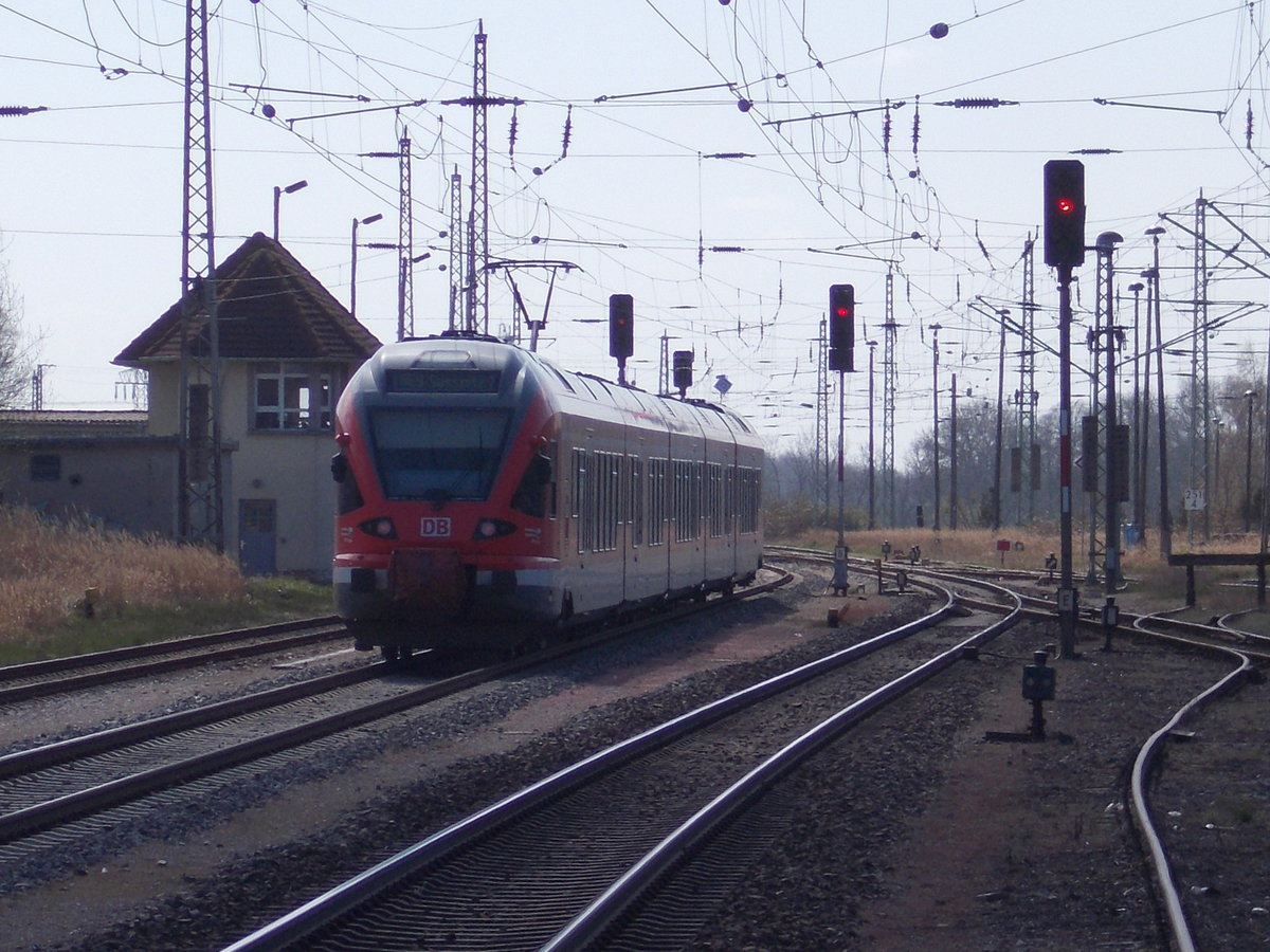 Zur richtigen Zeit und am richtigen Ort war ich,am 21.April 2016,als ich,zwischen Stellwerk W1 und dem Bahnsteig,den gestrandeten 429 026 in Bergen/Rügen vom Bahnsteig aus fotografieren konnte.Nach 15 Minuten ging es weiter.