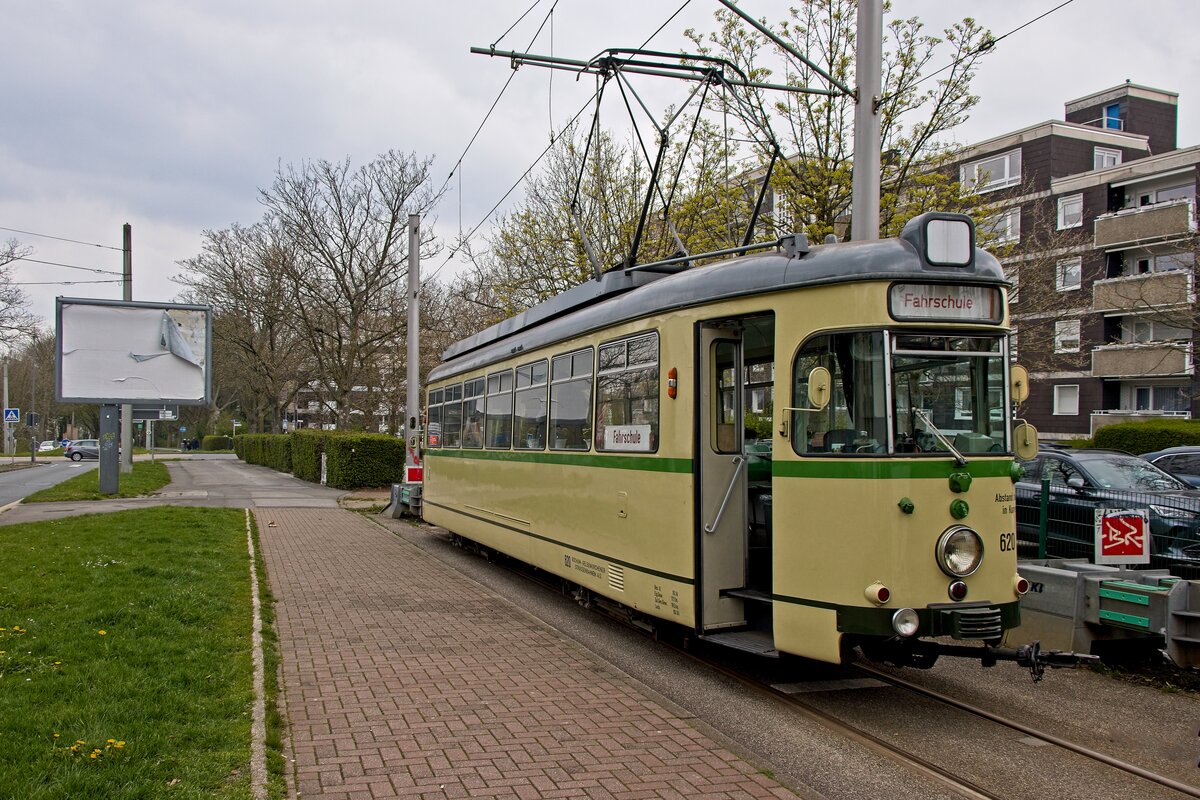 Zur Saisoneröffnung 2023 ist Fahrschulwagen 620, der von Bogestra und Siemens auf Basis der DUEWAG GT6 konstruiert wurde, in der Endhaltestelle Höntrop Kirche ausgestellt (16.04.2023)