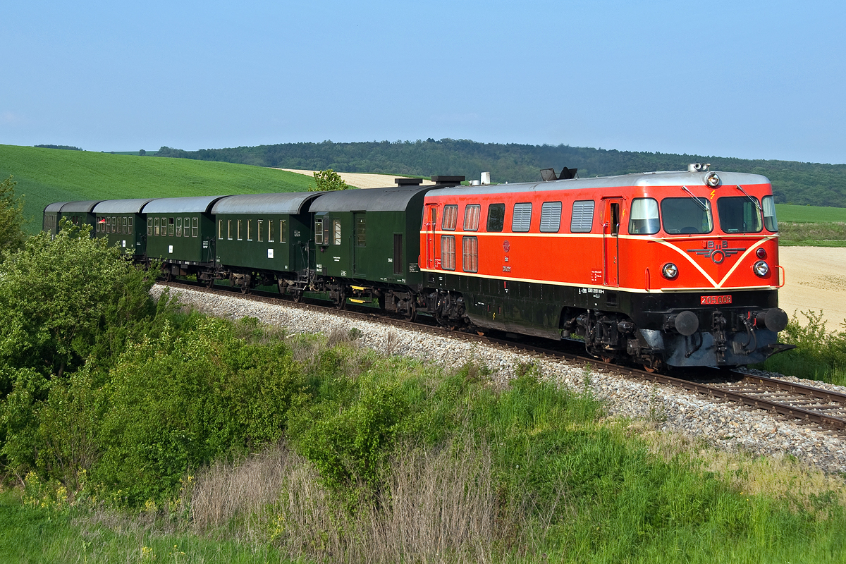 Zur Saisoneröffnung am 01.05.2014 war die BR 2050.09 mit dem NostalgieExpress Leiser Berge unterwegs. Die Aufnahme entstand bei Würnitz-Hetzmannsdorf, in Richtung Korneuburg.