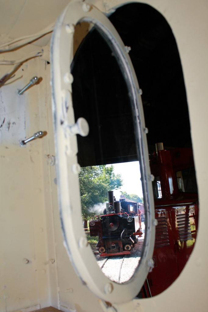 Zur Überbrückung der zur Hauptuntersuchung abgestellten 764.411R war 298.56 über drei Jahre lang das Zugpferd des  Flascherlzuges  . Im Juli 2013 kam die Rumänische Dampflokomotive wieder zurück nach Stainz. Hier im Bild eine kleine Spiegelung durch ihr Fenster. 