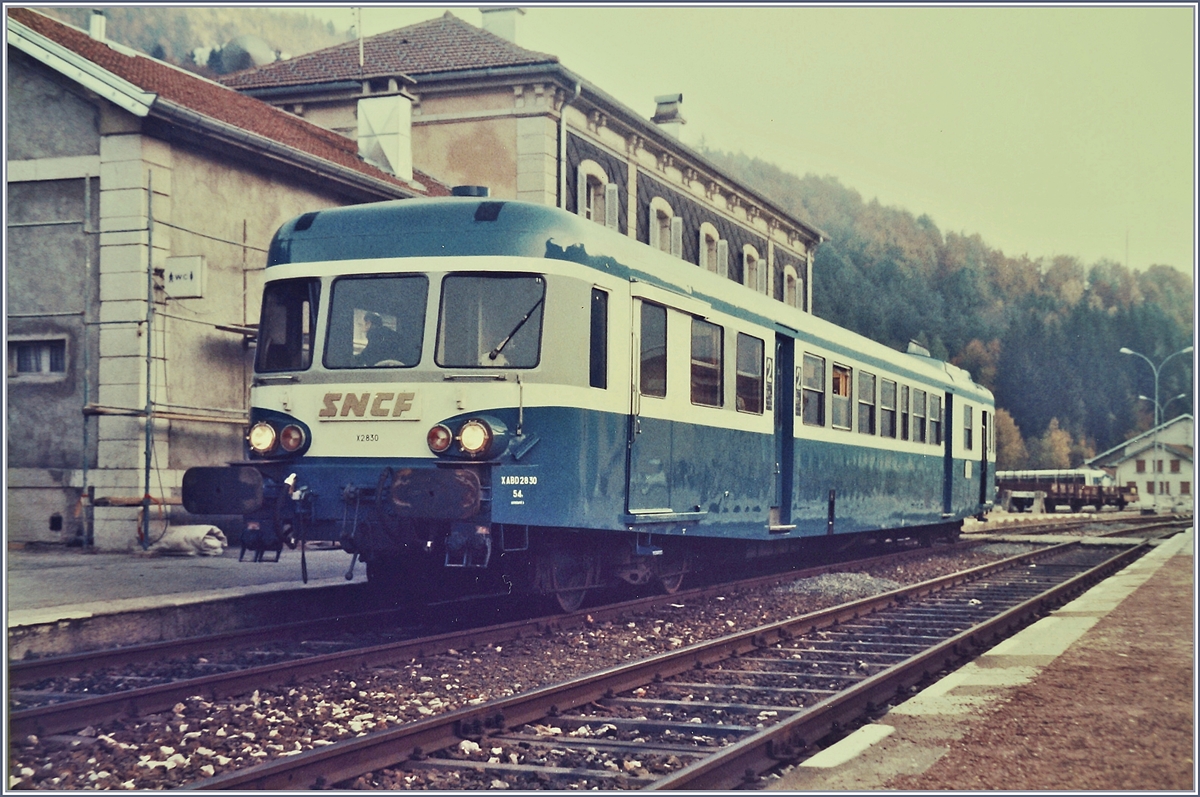 Zur Überwindung grösserer Höhenunterschiede werden Kehrtunnels oder Spitzkehren verwendet. Aus finanziellen Gründen griff man im Jura vermehrt auf Spitzkehren zurück; eine Ausnahme bildet die Strecken (Dole) - Andelot - Morez - Saint Claude, welche bei Morez über Kehrtunnles verfügt. Trotzdem konnte durch die Lage des Ortes Morez der Bahnhof selbst als Spitzkehre gebaut und genutzt werden. 


Das Bild zeigt den SNCF X ABD 2830 der in Morez auf die bevorstehende Abfahrt wartet. 

Analogbild vom Oktober 1985