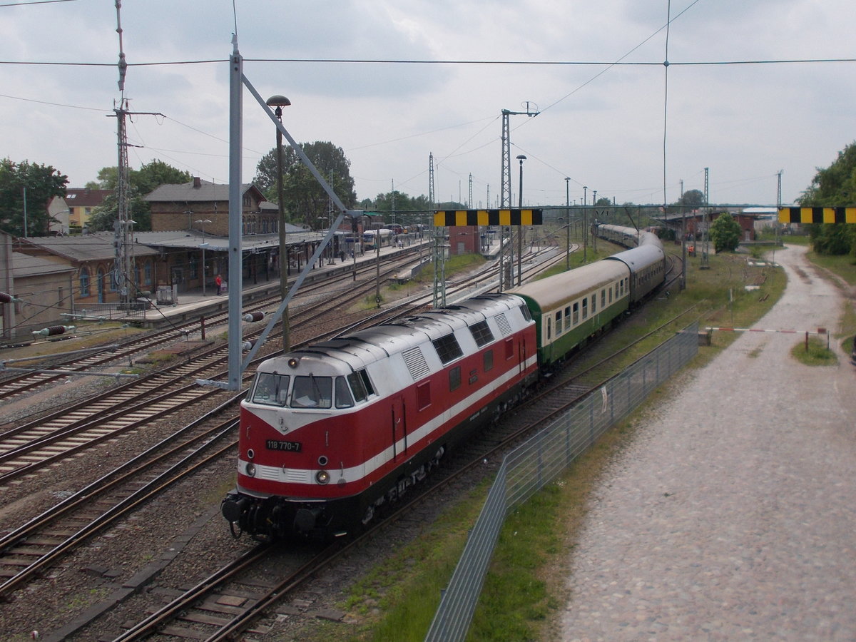 Zur Unterstütung für 01 0509 reiste auch in diesem Jahr wieder die 118 770,mit dem Sonderzug Leipzig-Putbus,am 21.Mai 2016,mit.Dieses Jahr wurde der Leerpark in Bergen/Rügen abgestellt,wo die 01 mit Hilfe der Feuerwehr Bergen Wasser bekam.