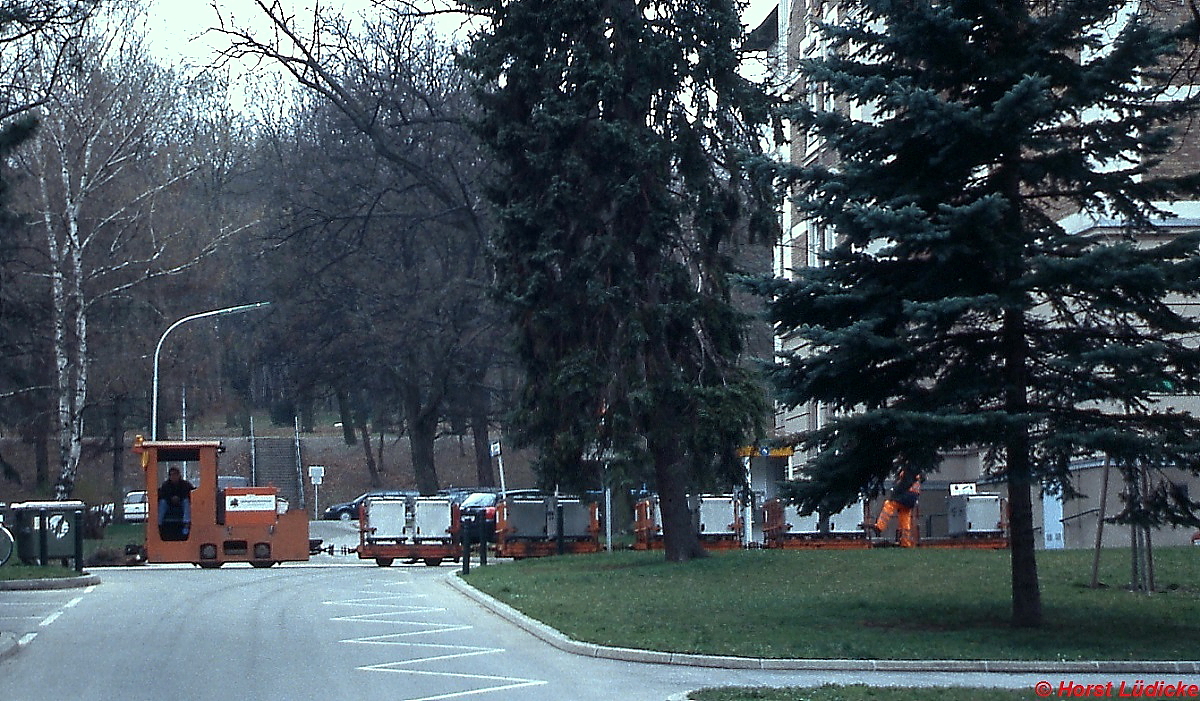 Zur Versorgung der Bewohner des Altersheims der Stadt Wien in Lainz war eine 500 mm-Feldbahn in Betrieb, hier im April 2004. Die Bahn soll 2011 stillgelegt worden sein.