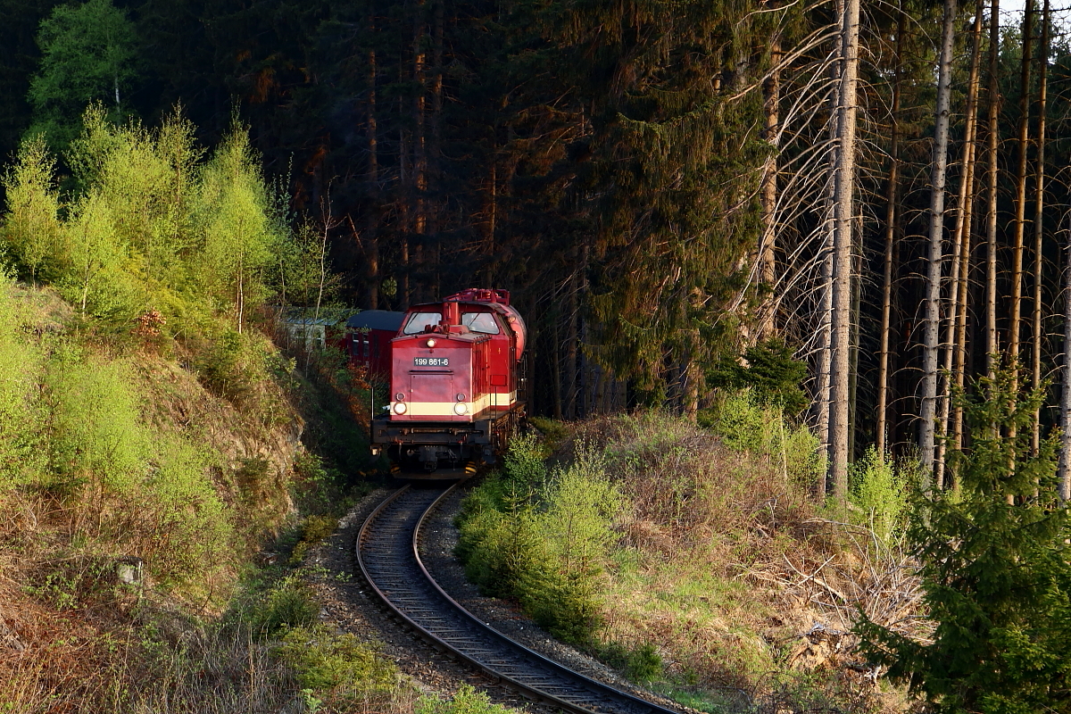 Zur Vorbereitung der nächsten Scheinanfahrt, verschwindet 199 861 mit Ihrem Sonder-GmP am 21.04 2018 erst mal im Dunkel des Waldes über dem Drängetal.