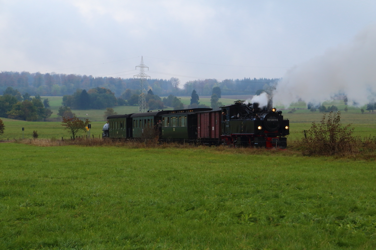 Zur Vorbereitung einer Scheinanfahrt am 17.10.2015, auf der Steigung zwischen Stiege und Hasselfelde, drückt hier 99 5901 ihren IG HSB-Sonderzug, nach dem Aussteigen der Fotografen, ein gutes Stück zurück.