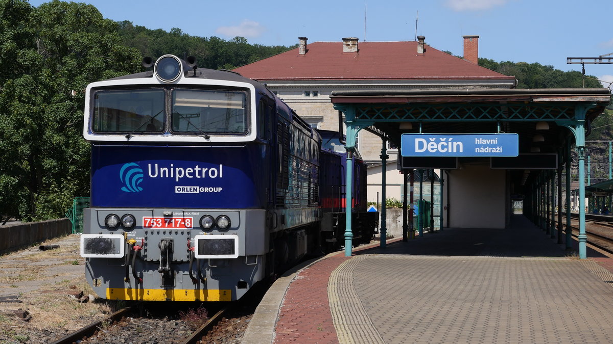 Zur wartenden 745 701 (im Hintergrund) hat sich 753 717-8 von Unipetrol dazugesellt; Děčín hl.n (Tetschen-Bodenbach Hbf.) Decin, 10.07.2019
