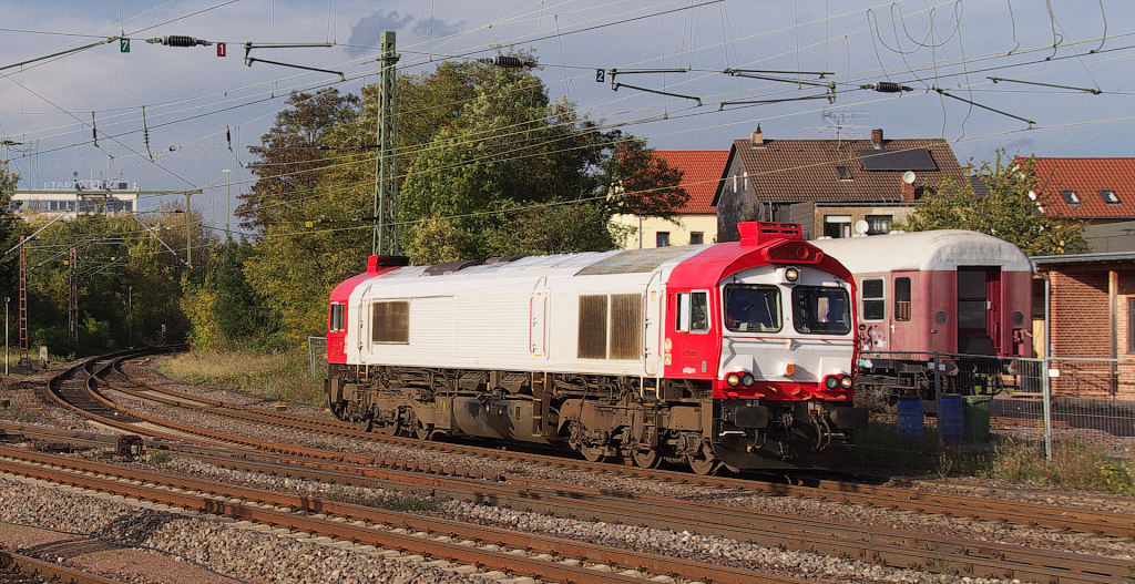 Zur Zeit ist AKIEM 77503  (UIC 92 87 0077503 - 6 F-VC) die aktuelle Lok des Brammenzuges Dillingen/Htte - Dnkirchen. Die Lok aus dem Bestand von Veolia Cargo kommt von der Niedtalstrecke aus Bouzonville und fhrt zur Htte.
Die Rckleistung erfolgt Montag - Freitag durch das Niedtal und am Samstag und Sonntag ber Saarbrcken und Forbach, weil in Bouzonville der Fahrdienstleiterposten nicht besetzt ist.
22.10.2013