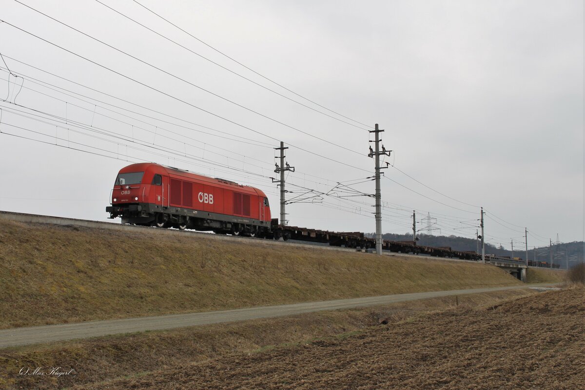 Zur Zeit fahren wieder mehrmals pro Woche Schwellenzüge von Felixdorf nach Wettmannstätten und weiter zur Baustelle der Koralmbahn.
Am 6.3.2023 brachte die 2016 054 den SLGAG vom zukünftigen Bahnhof Weststeiermark nach Graz Vbf hier auf der Neubaustrecke bei Wettmannstätten.
