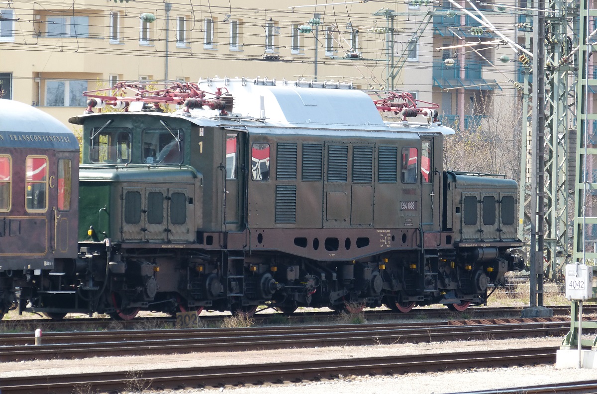 Zur Zeit steht E94 088 in Nürnberg abgestellt mit einem Classic Courier Wagen, sowie gestern am 14.04.2019. Vom Ende des Bahnsteigs aufgenommen, der Wagen war leider von Masten verdeckt. Siehe hier: https://meinebahnfotos.startbilder.de/bild/deutschland~nuernberg~bahnhof/653458/e94-088-nuernberg-14042019.html